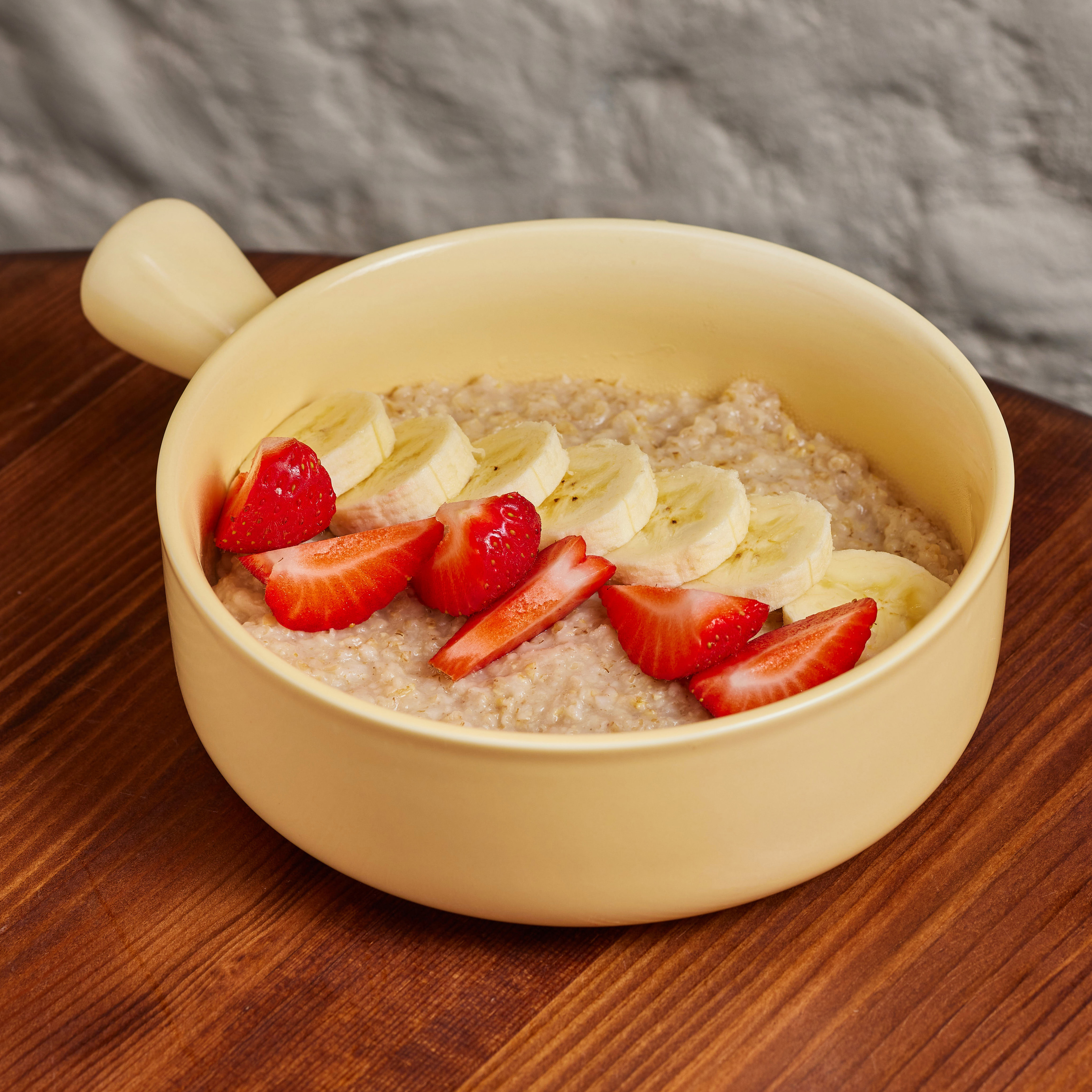 Oatmeal with strawberries and banana