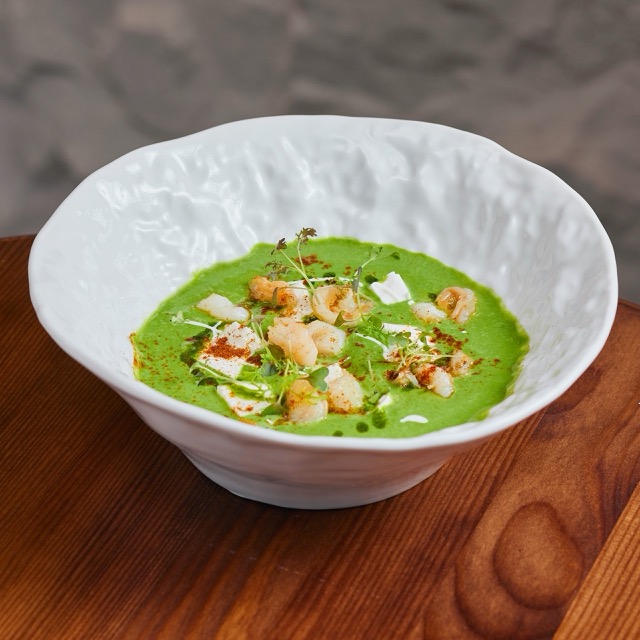 Spinach cream soup with smoked feta and shrimps