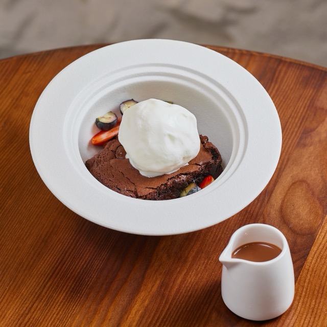 Moonrise brownie with vanilla ice cream (served with melted chocolate)
