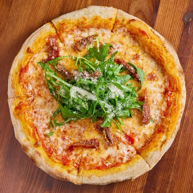 Pizza Margherita with sun-dried tomatoes