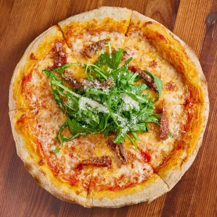 Pizza Margherita with sun-dried tomatoes