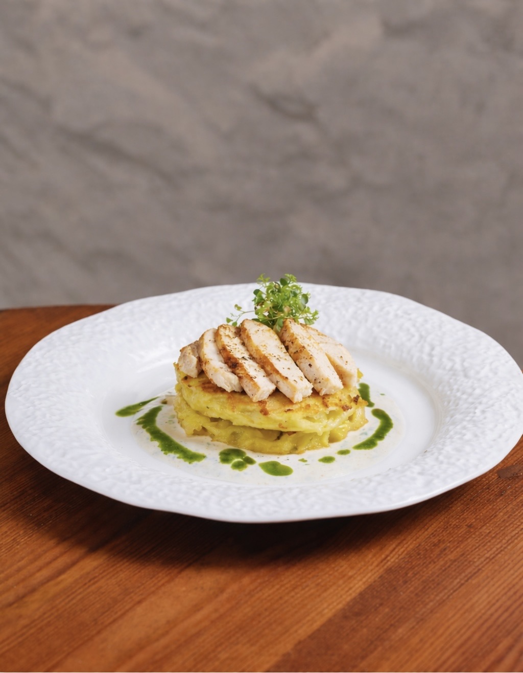 Potato hash brown with chicken and smoked sour cream