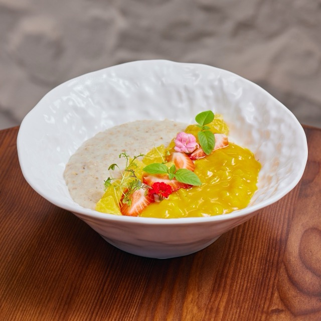 Rise porridge with coconut milk, orange and mango